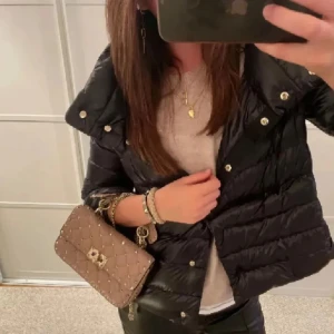 Herno jacka - Säljer min min herno jacka i storlek IT 42 vilket är som en S i vanlig storlek!💕perfekt nu till hösten! Kan gå ner i pris vid snabb affär