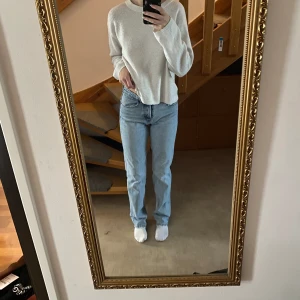 Lågmidjade jeans från Zara - Jättefina jeans från zara i storlek 34. Använda två gånger men är passar inte längre och söker pga det. 