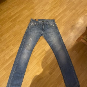Dondup jeans  - Tja säljer mina dondup jeans där av att dom är försmå dom har en liten defekt som du ser på bild 3 men inget man märker av där av att det går in i designen annars är skicket top bara att höra av sig vid minsta lilla fundering 🤗!