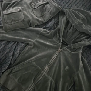 Grön velour hoodie och byxor från Juicy Couture - ❗️går att byta mot annat tex märkes kläder ❗️Säljer en snygg grön velour hoodie och matchande byxor från Juicy Couture. Hoodien har en dragkedja, samt en mysig huva. Byxorna har en bekväm midja och dom är stretchiga xxs och xs men passar M /S perfekt 😍