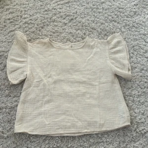Blus med volang armar - Jätte fin blus andvänd ca 2 gånger storlek oklar men skulle säga 158-164💗