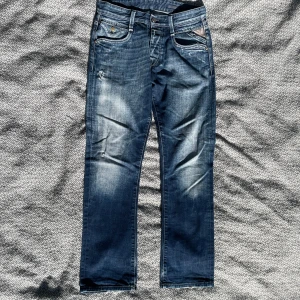 Replay jeans - Säljer mina tvär schyssta replay jeans. Lite slitna i botten och ena fickan är paj, annars fint skick. Kom privat om du har frågor. 