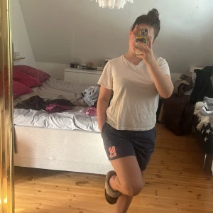 Mjukis shorts🥰 - Jättesköna och mjuka shorts perfekta till att stanna inne och chilla eller ute och träna! Jättebra skick, använt kanske 3 gånger.