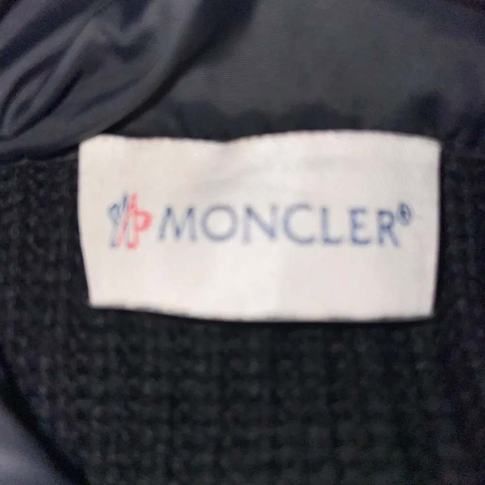 Moncler cardigan, Jag säljer den pågrund av att många har den. Nfc Scan funkar och jag har äktehets bevis. Köpte för 4499 på vongreven closet, kom privat vid frågar. Jackor.