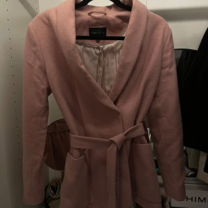 Kappa stockholm LM - Säljer denna fina kappa från Stocholm LM (MQ) då den inte kommer till användning. Inga defekter och passar perfekt till höst eller vår💞 (nypris 1500)