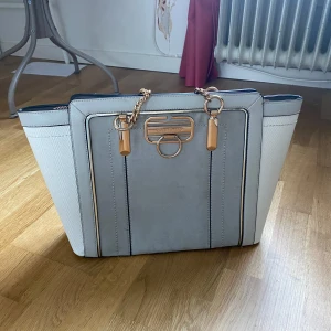 Väska❤️ - Säljer en vit väska från river island på grund av dålig användning💕