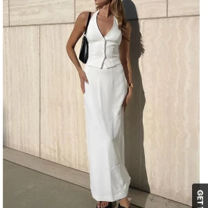 SET - Säljer mitt set med kjol & vest från Commense, helt oanvänd med lapparna på och i original förpackning.  Storlek XS, men den är en aning stor, lite mellan XS-S. Hör gärna av er vid fler frågor 😊 Pris är diskuterbart! 