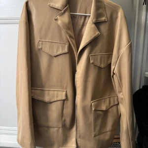 Beige läderjacka - Beige läderjacka i storlek small/medium