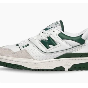 New balance 550 grå och gröna  - Super fina skor i väldigt bra skick då de knappt blivit använda eftersom de inte passar min stil. Skickar såklart privata bilder vid efterfrågan. Köpta för 2500 säljer för 1200kr.