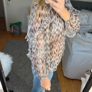Volang blus! - Superfin blus med volanger från mango i storlek xs💞