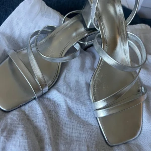 Klackskor  - Klackar i ett bra skick från Zara, storlek 39💗 “Dust-bag”  Köpare står för frakt📦 