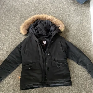 äkta Canada goose puffer - Såklart äkta köpt från nk i göteborg har kvitto. Köpt för 12000 mitt pris 4500👍🙌 kom vid frågor