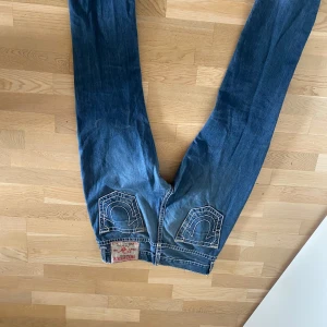 True Religion Jeans  - Lite små defekter som syns på bilderna men frf feta på de stora hela. 