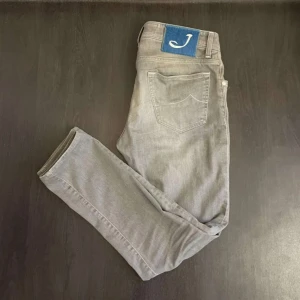 Jacob Cohen jeans💙 - Tjena! Säljer nu dessa unika Jacob Cohen Jeans.💙jeansen är i storlek w32 L33 .💙Säljer då dem inte kommer till användning💙 Ny pris 4,4 Mitt pris 1,5!💙 Skriv om några funderingar/Vilgot!💙🥶