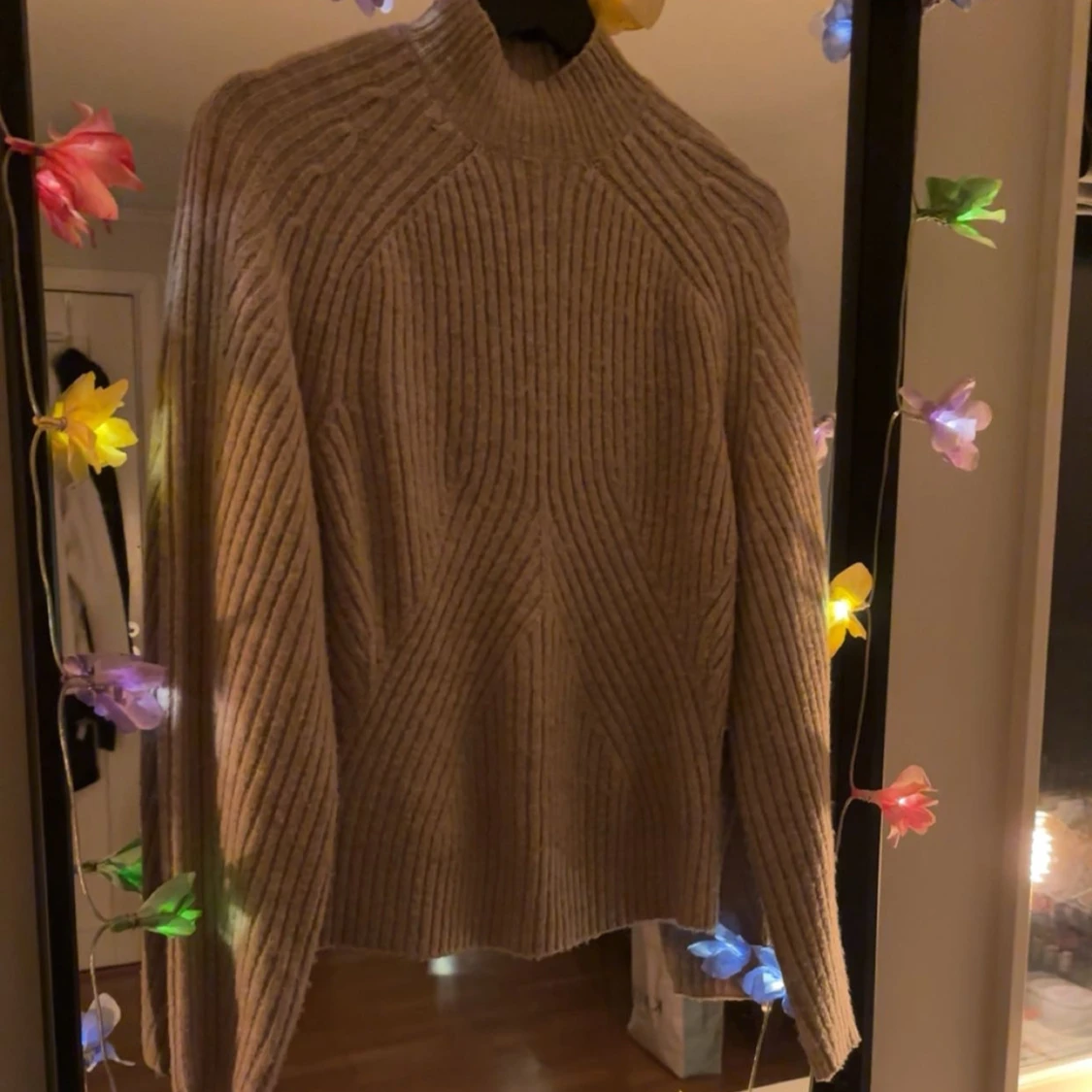 Stickad tröja med mönster