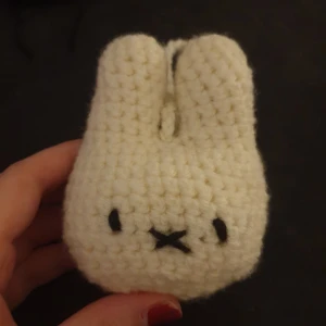 Virkad Miffy - En söt, handgjord vit virkad Miffy.. Perfekt som dekoration eller nyckelring. Den är liten och lätt att bära med sig. Kan knytas till väska, nycklar och annat 💕🐰
