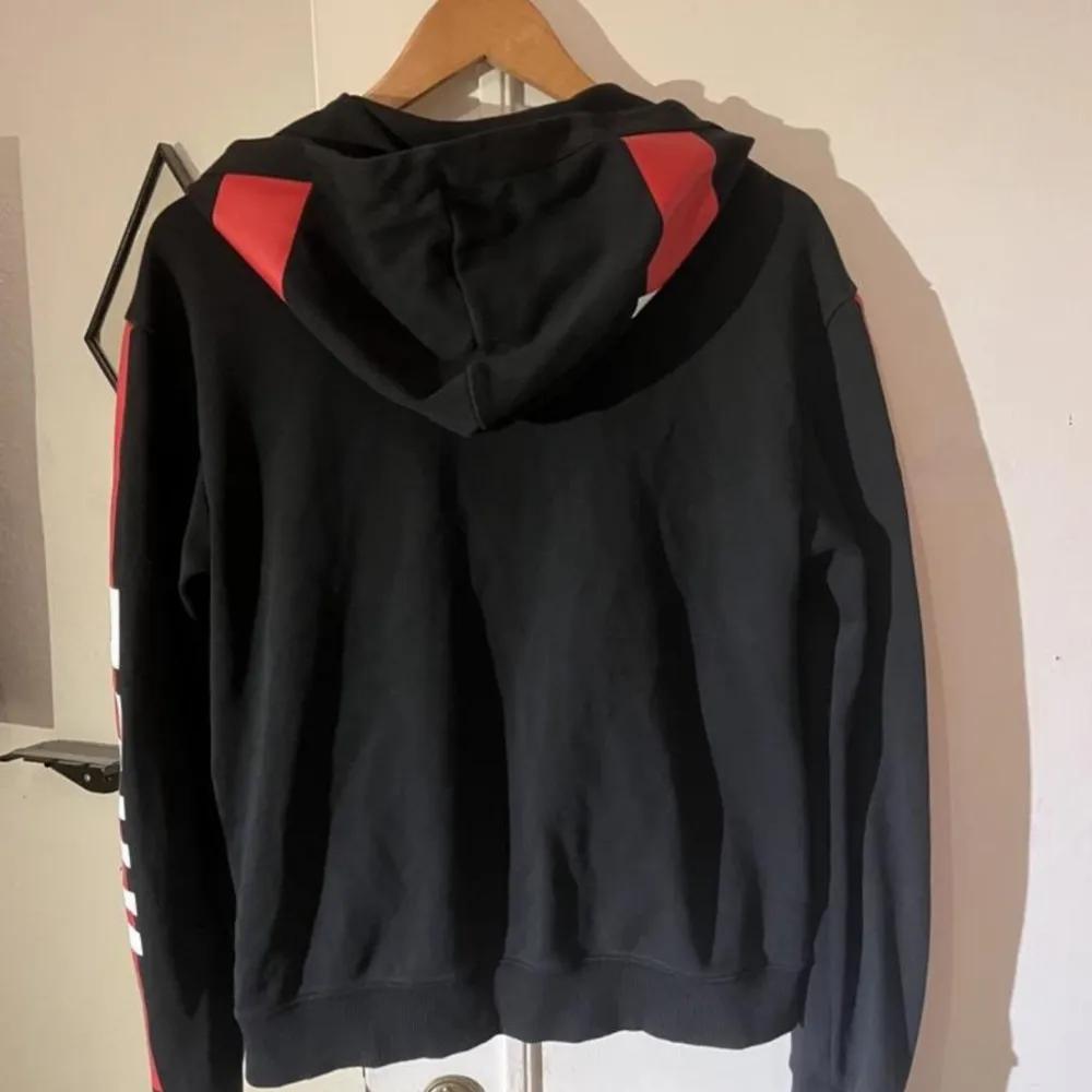 Hugo Hugo Boss Hoodie. Storlek S, kan möjligtvis passa M. Bra skick men saknar snören. Pris kan diskuteras.. Hoodies.