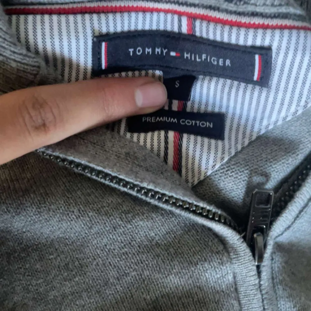 Säljer min gråa Tommy hilfiger halv zip up som är storlek S men passar som M, nyskick använd ett fåtal gånger. Nypris 800 mitt pris 270. Tröjor & Koftor.