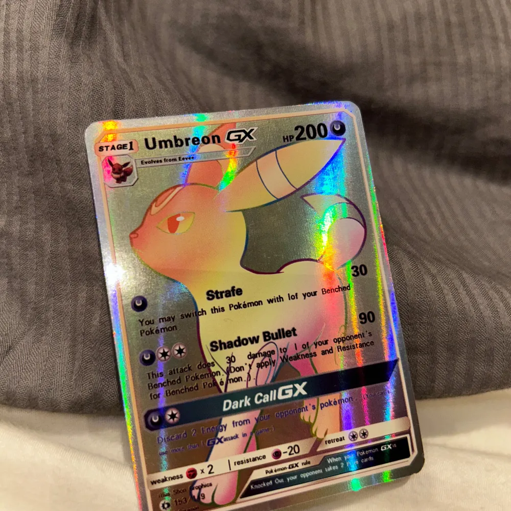 Rainbow Umbreon GX Pokémon-kort                   Orginal pris 459kr.                                                Nästan perfekt skick. Övrigt.