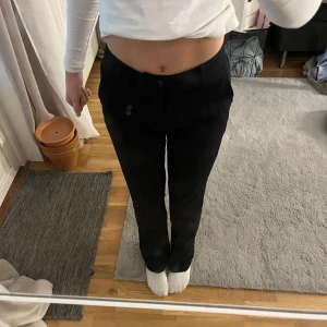 Kostymbyxor från bikbok  - Kostymbyxor från bikbok i riktigt fint skick, säljer för de är för små! Dem är i modellen Vilma.