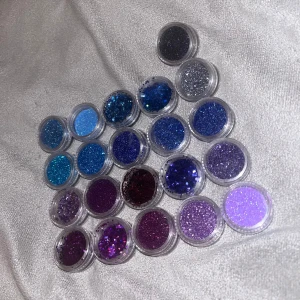 nagel glitter  - olika nagelglitter allt är helt nytt! har fler färger på annonser i min profil💕