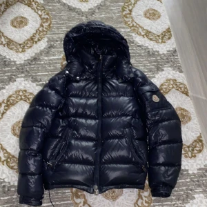Moncler maya marin blå - Använd - nyskick  Går och skanna
