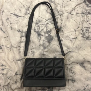 Väska - En fin väska som bara används 1-2 gånger. 