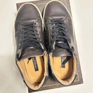 Svarta sneakers från Sneaky Steve - Säljer ett par svarta sneakers från Sneaky Steve. Nypris 1600kr, mitt pris 599.De är ganska nya och används några få gånger bara. Skorna är perfekta för vintern och hösten. Vid frågor, Skriv