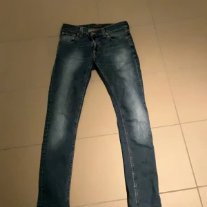 Nudie Jeans - Säljer dessa tvärfeta Nudie Jeans i storlek W 28 L 32! Vet inte vilken modell det är därför lappen där det står modellen är helt urtvättad tyvärr. Men jeansen är en slim/skinny passform och passar nog någon som är runt 160-165 cm lång. Pris: 599 Kr❗️