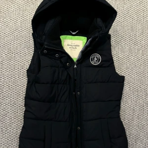 Dunväst Abercrombie&Fitch - Dunväst från Abercrombie&Fitch i mycket bra skick, inga defekter eller liknande.
