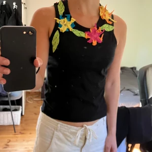 Gullig tröja med blommor  - I mycket bra skick. Står M men den passar mig jättebra och jag har S i storlek. 