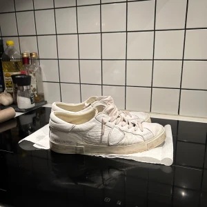 Philippe model strl 43 - Hej säljer nu mina Philippe modell skor i storlek 43. Dem är köpta på kicknstuff så dem är äckta. Kvitto finns samt box och tags. Dem är i bra skick. Skriv vid frågor. Mvh Viggo 