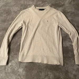 Tommy hilfiger stickad tröja  - Fett snygg stickad tröja med bomull och Kashmir  Ny pris runt 1300