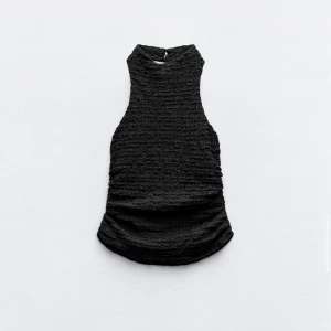 ZARA TOPP - Säljer min as snygga topp ifrån Zara. Öppen vid ryggen!! Köpte den i spanien i somras och har bara använts 1 gång! Jättefin, men tyvärr passar den inte mig därför säljer jag den🤍St M men passar S också! Org pris- 229 Säljs för 150🤍