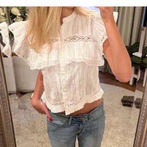 Zara topp - Säljer denna topp. Köpt på Plick. Det är lånade bilder. Men toppen är i jätte fint skick. Det är lånade bilder så hör av er om ni vill ha mina egna bilder❤️använd gärna köp nu! Hör av er vid frågor. Storleken är M men är mer som en S. Frakt ingår ej.