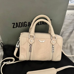 Zadig väska - Så fin zadig väska köpt i somras från zadig butiken i Köpenhamn! Dustbag och kvitto finns kvar❤️skriv för fler bilder eller frågor och priset går att diskuteras
