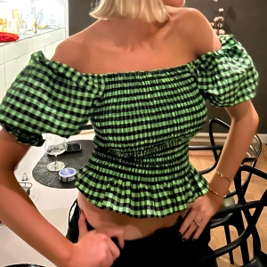 Blus - Säljer min så så fina topp som går att ha off shoulder o vanligt så de blir som en blus med puff ärmar om man vill🫶