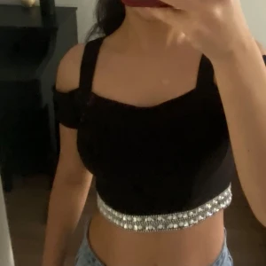 Elegant topp - Helt ny magtopp med kristaller och kedja. Storlek i xs/s motsvarar 32-34. 