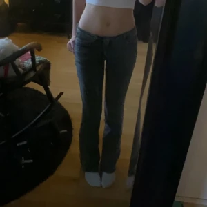 Lågmidjade bootcut jeans - Lågmidjade mörkgråa jeans. Stretchiga så passar från 32-36. Superfina inga defekter, pris kan diskuteras kom privat om du har funderingar ❤️