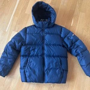 Tommy Hilfiger vinterjacka storlek 164 - Tommy Hilfiger vinterjacka i storlek 164. Färgen är mörkblå.   Jackan är superfin och varm och i jättefint skick.   Nypris 2200kr