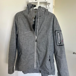 Vinterjacka - Grå jacka från on the peak, använd ett fåtal gånger! Perfekt skidjacka/vinterjacka överlag. Liten i storleken