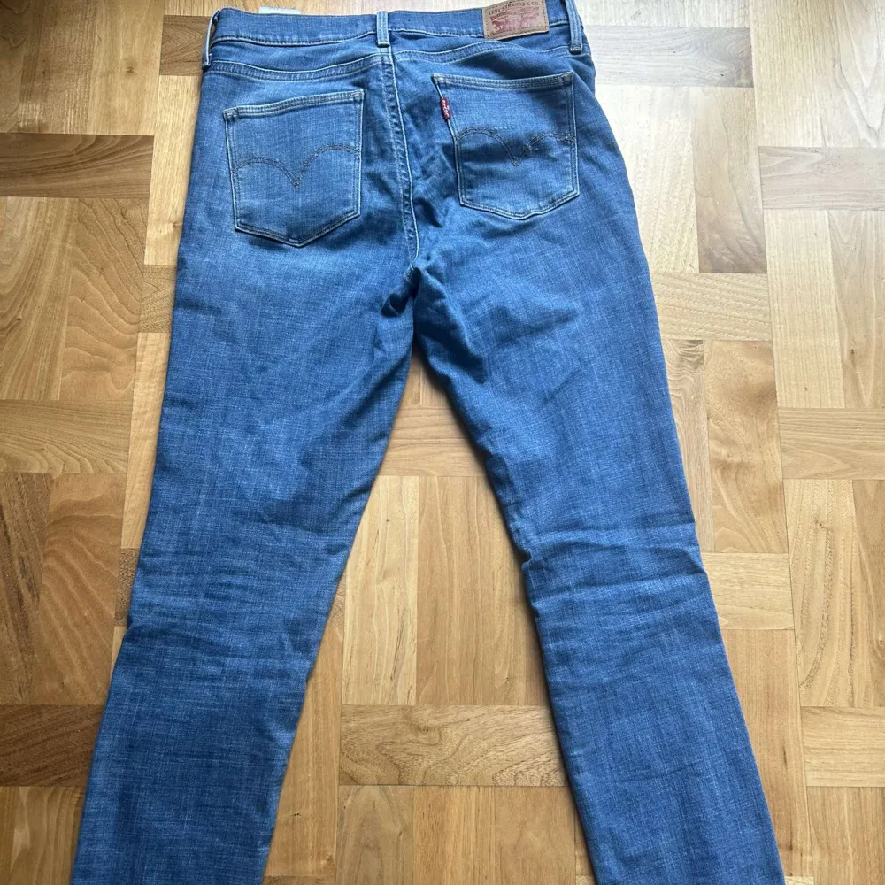 Säljer dessa riktigt snygga jeans från Levis! Märke: Levis  Storlek: 28. Jeans & Byxor.