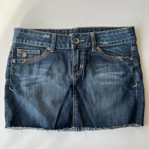 Lågmidjad jeanskjol - Så fint Lågmidjad jeanskjol i fint skick⭐️