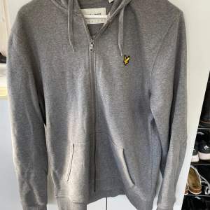 En lyle & scott zip hoodie i storlek M.