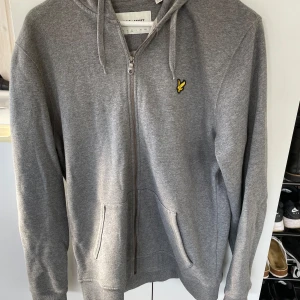 Lyle & scott zip - En lyle & scott zip hoodie i storlek M.