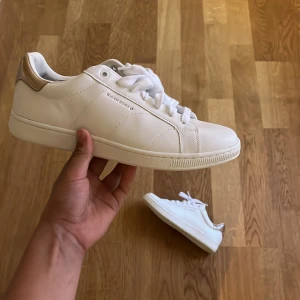 Björnborg skor - Ett par heöt nya björn borg sneakers i storlek 41. Aldrig använda, nypris 900 från björnborg.