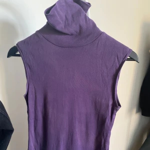 Top - Supergullig lila ärmlös tröja. 