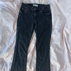 Svart low waist jeans! - Super fina svarta low waist jeans från zara som inte längre finns att köpa!