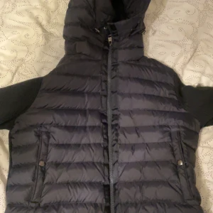 Moncler cardigan navy blue - En perfekt jacka och riktigt fet till vintern, nästan nyskick fast har använt ett par gånger inga flaws dessutom så är den väldigt varm och skön.