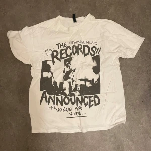 cool tshirt - så söt design. storlek står s men sitter oversized !